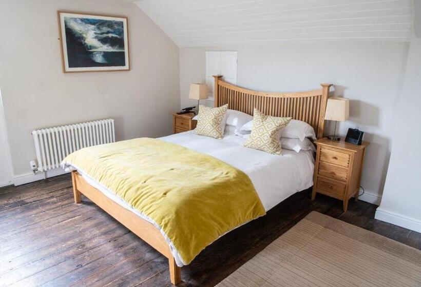 הוסטל Wheelwrights Arms Country Inn & Pub