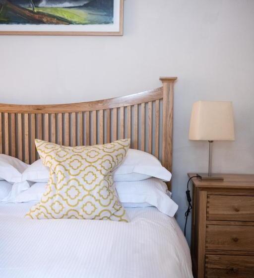 הוסטל Wheelwrights Arms Country Inn & Pub