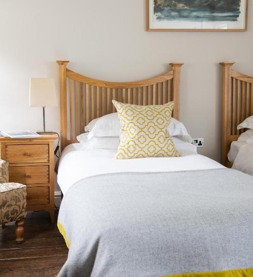 הוסטל Wheelwrights Arms Country Inn & Pub