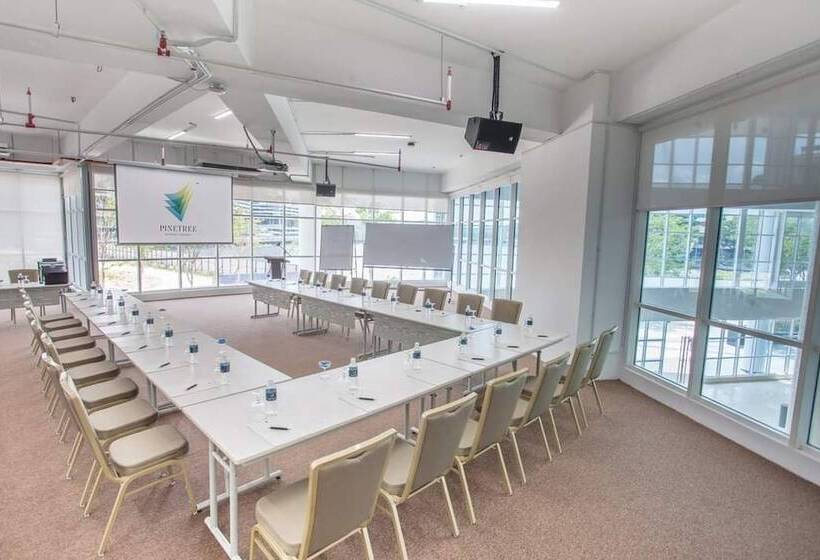 בית מלון כפרי Pinetree Marina Resort