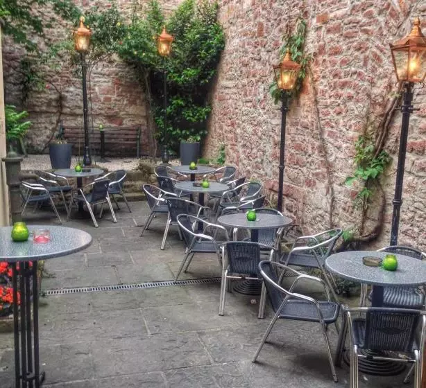 پانسیون The Dubliner Hotel & Irish Pub