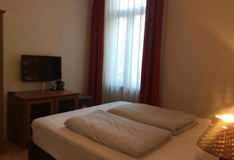 ペンション The Dubliner Hotel & Irish Pub