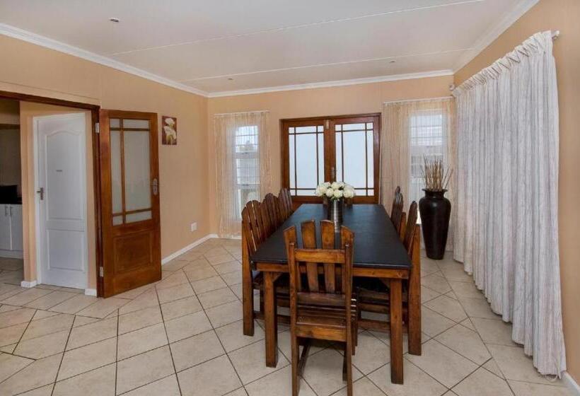 بنسيون Dolphin Dance Lodge