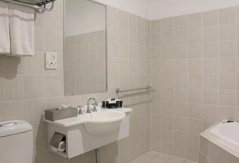 Carlyle Suites & Apartments