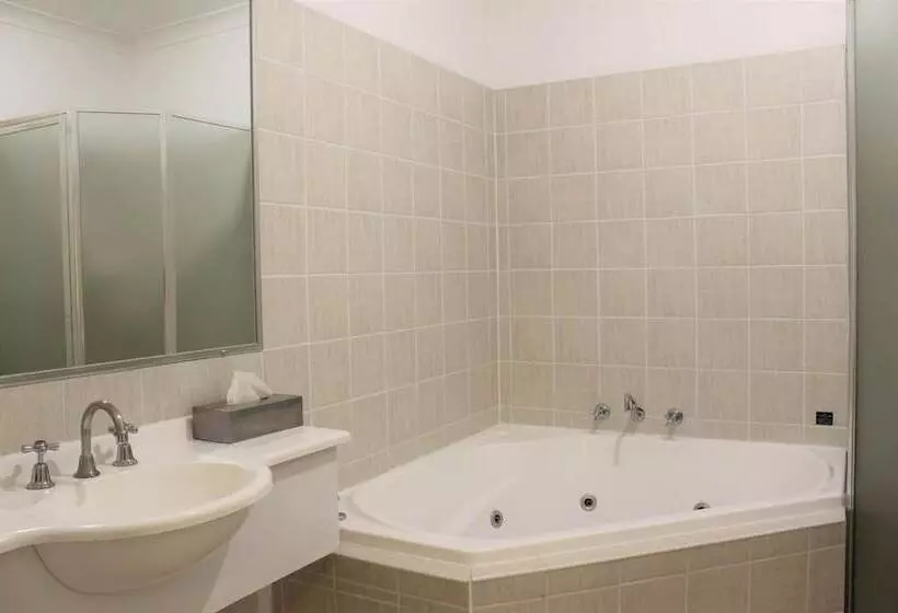 Carlyle Suites & Apartments
