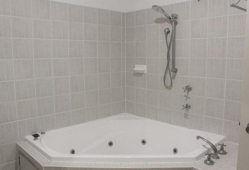 Carlyle Suites & Apartments