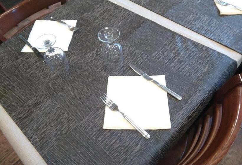 بنسيون Hostal Les Roquetes