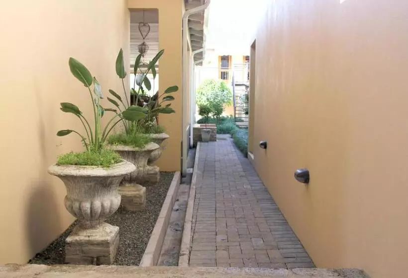 Majatalo Del Roza Guest House