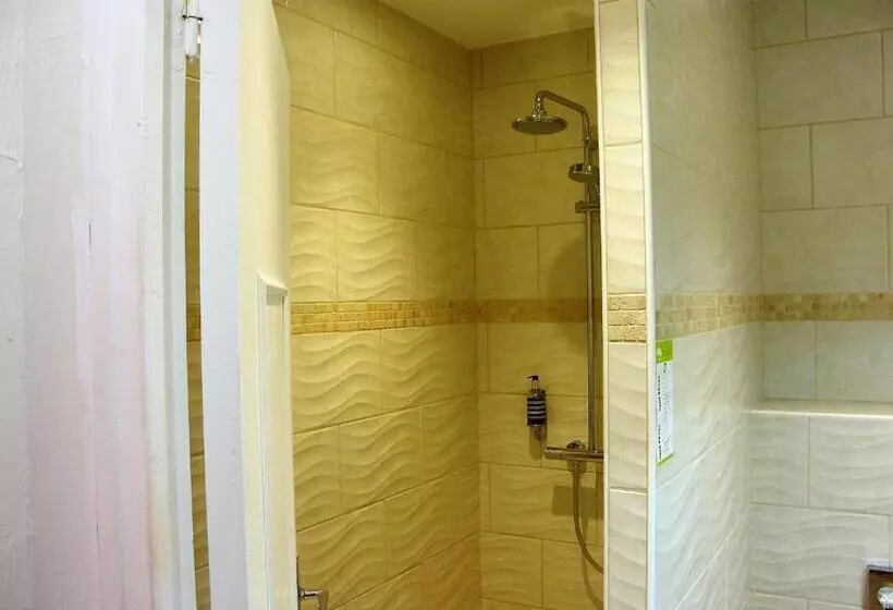 Hotelli Hôtel La Bonne Auberge