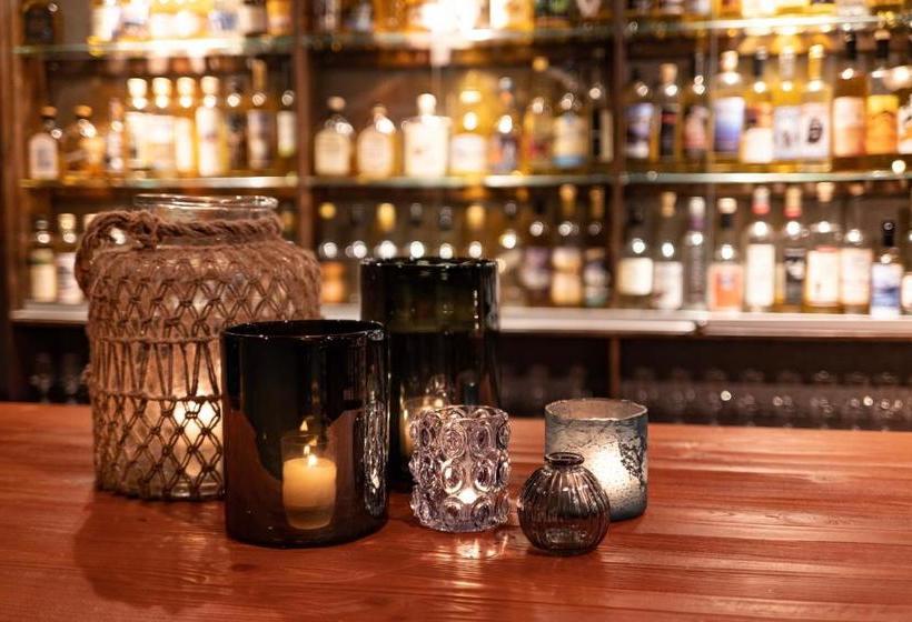 Nyvågar Rorbuhotell   By Classic Norway Hotels