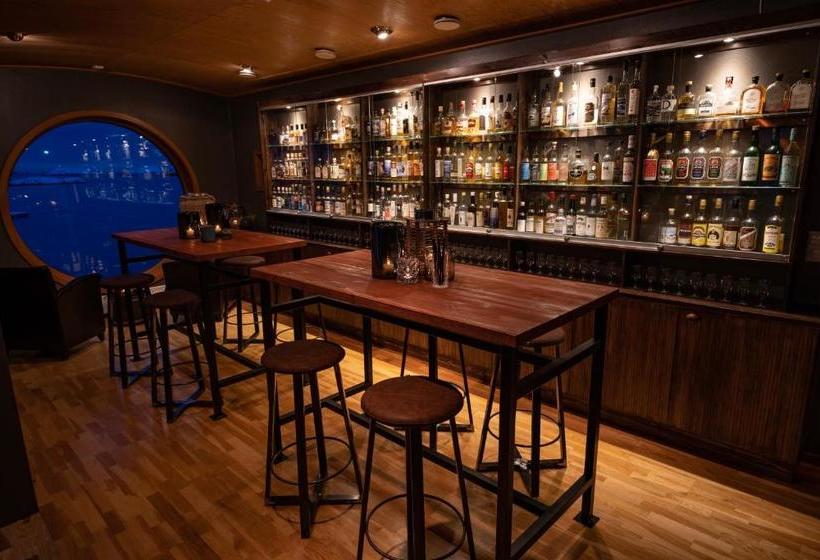 Nyvågar Rorbuhotell   By Classic Norway Hotels