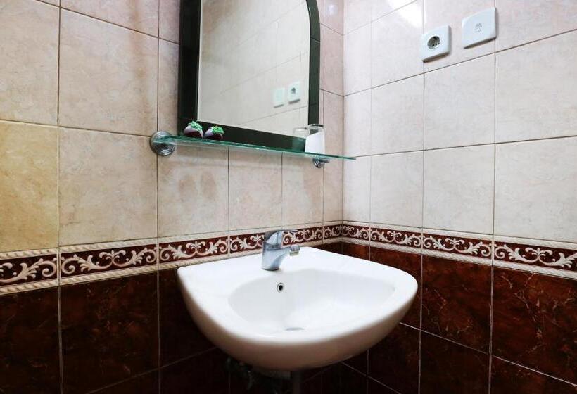 بنسيون Reddoorz Plus Near Brawijaya Museum