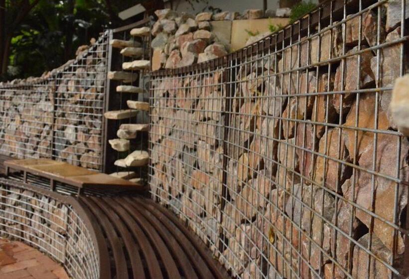 بنسيون Le Chateau Guest House And Conference Centre