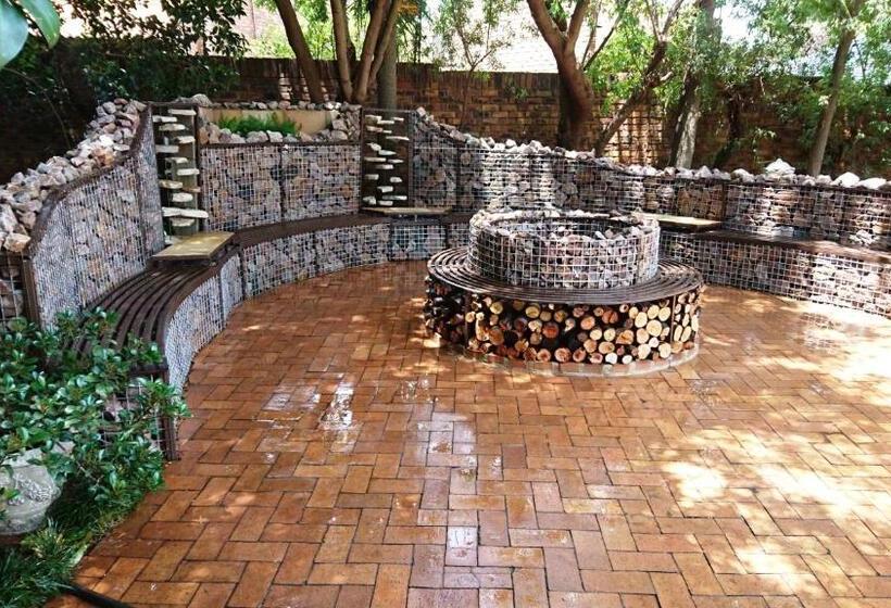 بنسيون Le Chateau Guest House And Conference Centre