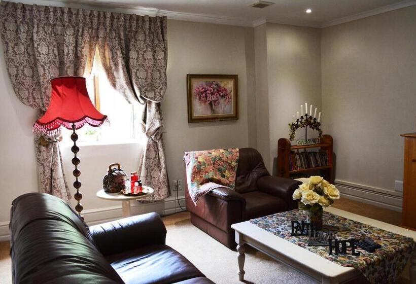 بنسيون Le Chateau Guest House And Conference Centre