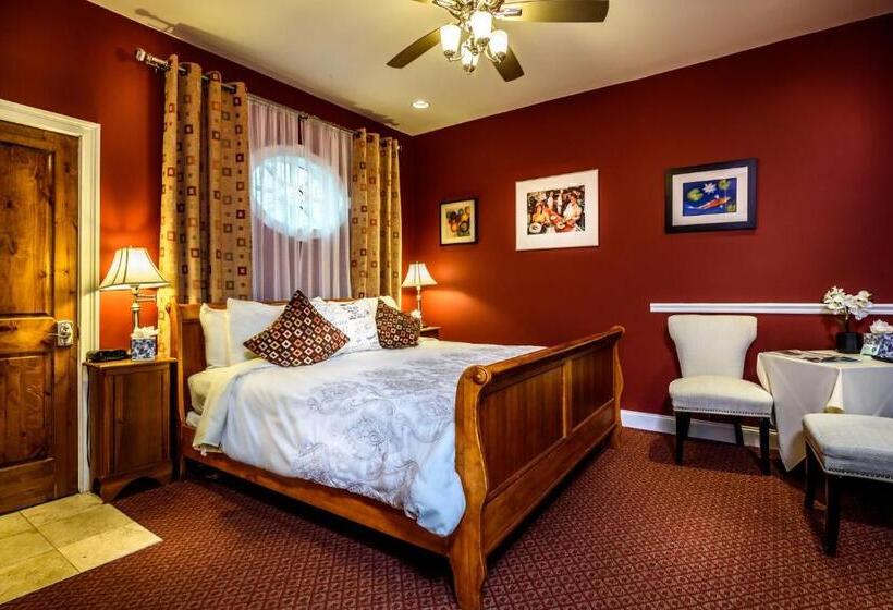 Hostel Bouchard Restaurant & Inn