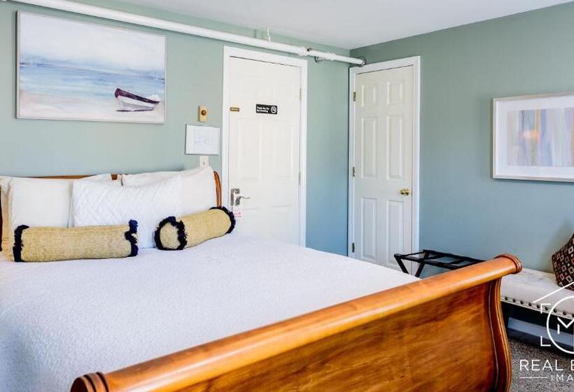 Hostel Bouchard Restaurant & Inn