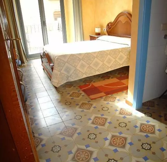 پانسیون Hostal Adarnius