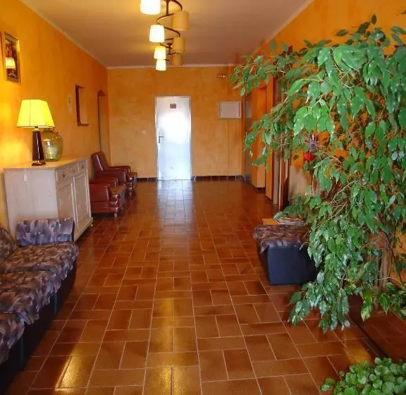 پانسیون Hostal Adarnius