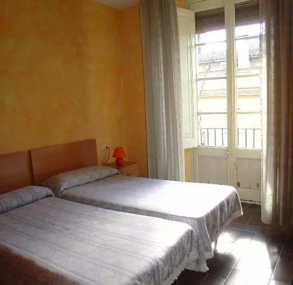 پانسیون Hostal Adarnius