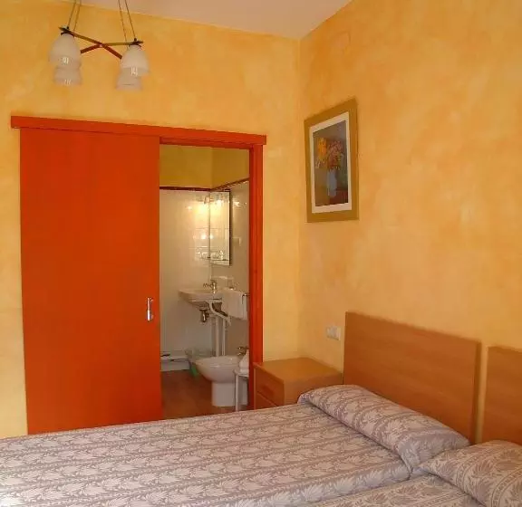 پانسیون Hostal Adarnius