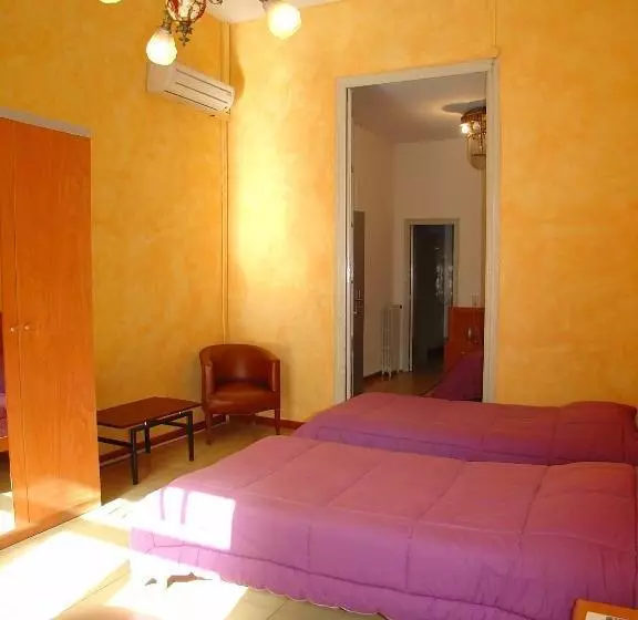 پانسیون Hostal Adarnius