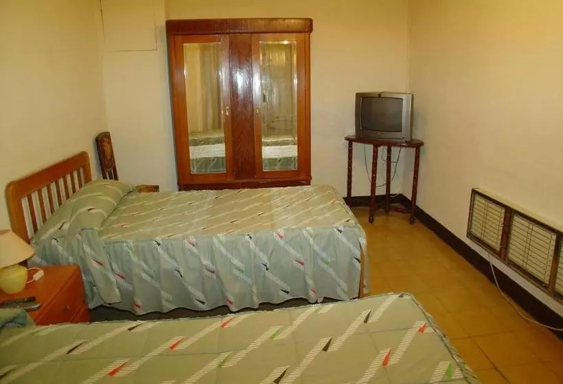 پانسیون Hostal Adarnius