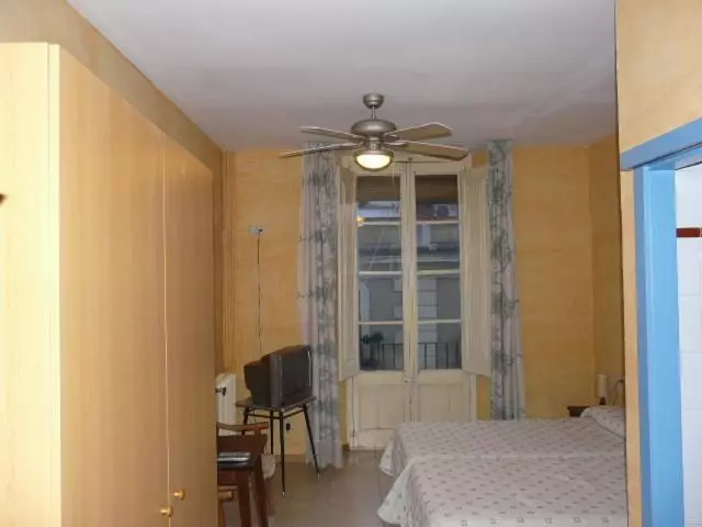پانسیون Hostal Adarnius