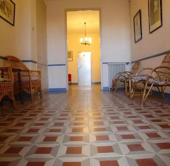 پانسیون Hostal Adarnius