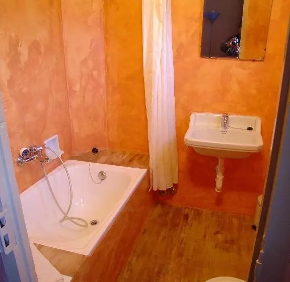 پانسیون Hostal Adarnius