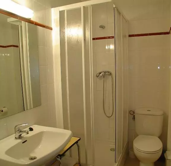 پانسیون Hostal Adarnius