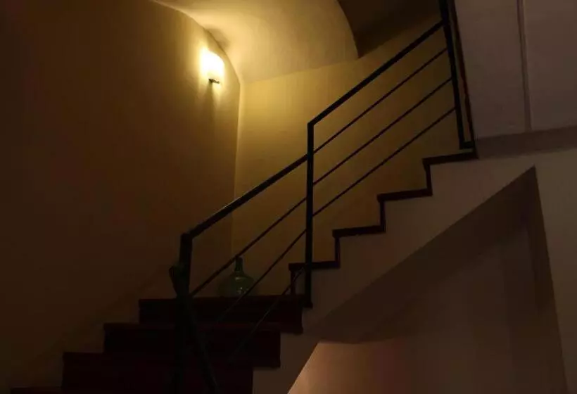 پانسیون Hostal Adarnius