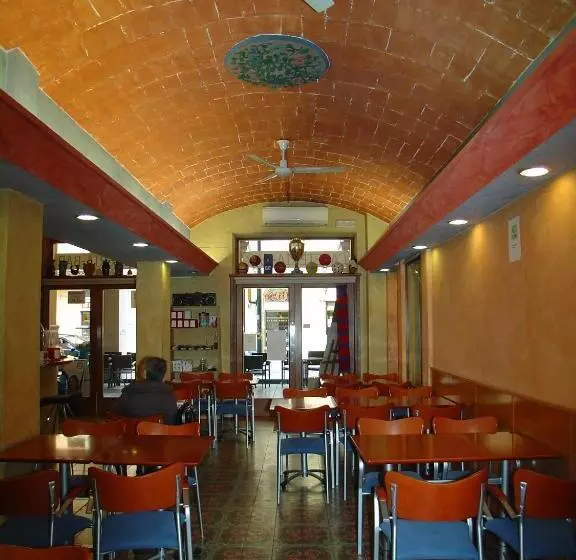 پانسیون Hostal Adarnius