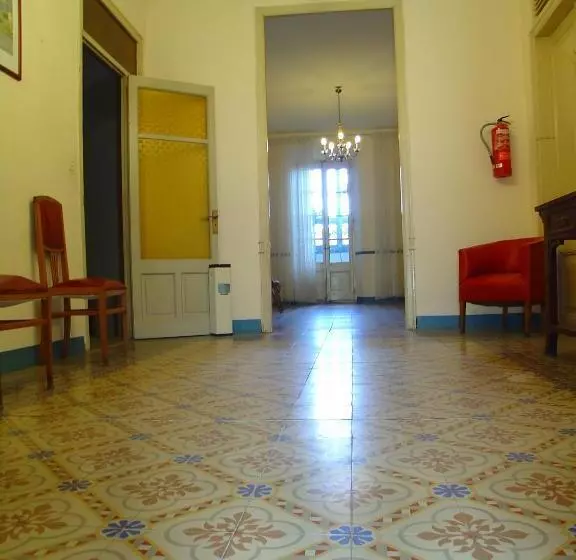 پانسیون Hostal Adarnius