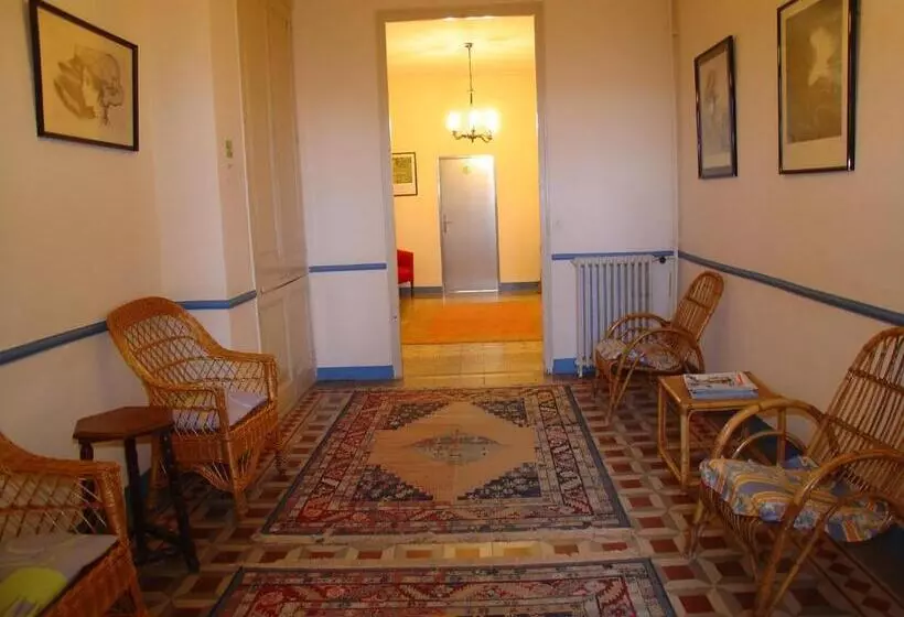 پانسیون Hostal Adarnius