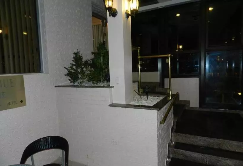 L'auberge De L'aeroport Inn