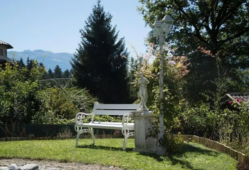 Majatalo Gästehaus Waldrand Garni