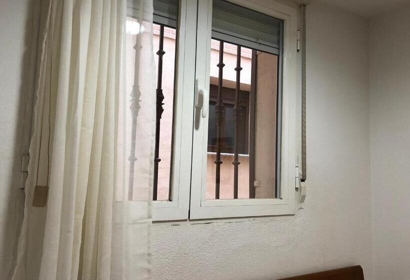 بنسيون Hostal 82