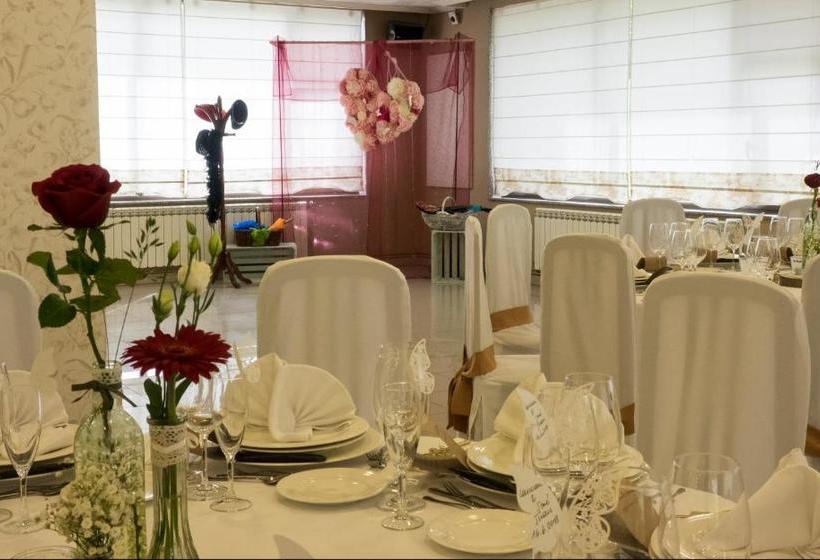 بنسيون Hostal Restaurante O Cadaval