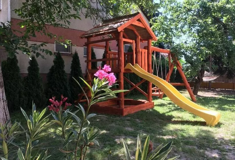 ペンション Kurca Parti Vendégház