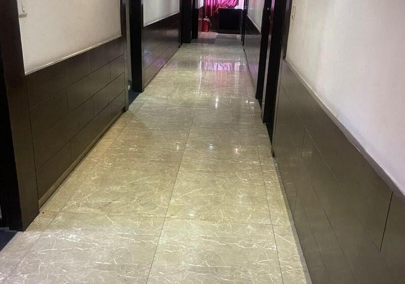 Отель The Metro Park