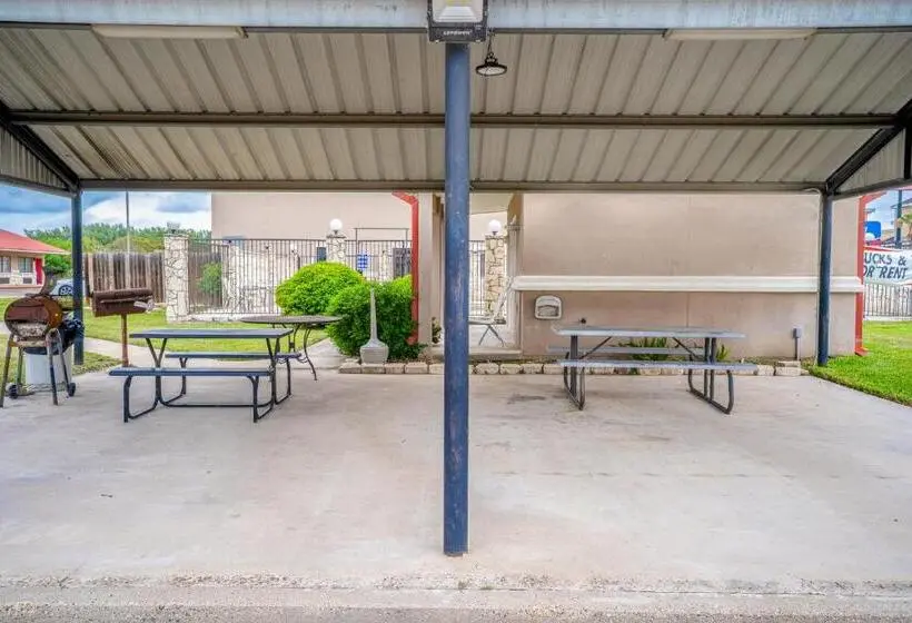 ホテル Texan Inn By Oyo Beeville Us 181