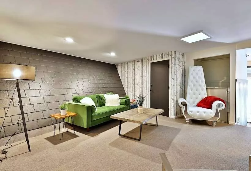 Hotelli The Birch Ridge: English Gentleman S Room #9   King Suite In Killington, Vermont. Hot Tub. 1 Bedroom