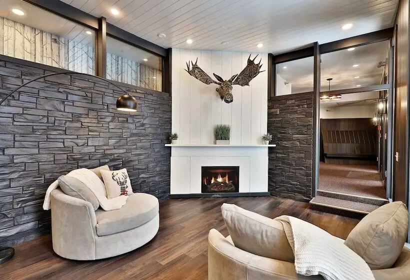 Hotelli The Birch Ridge: English Gentleman S Room #9   King Suite In Killington, Vermont. Hot Tub. 1 Bedroom