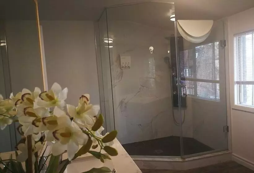 پانسیون Margie Townhome Suites