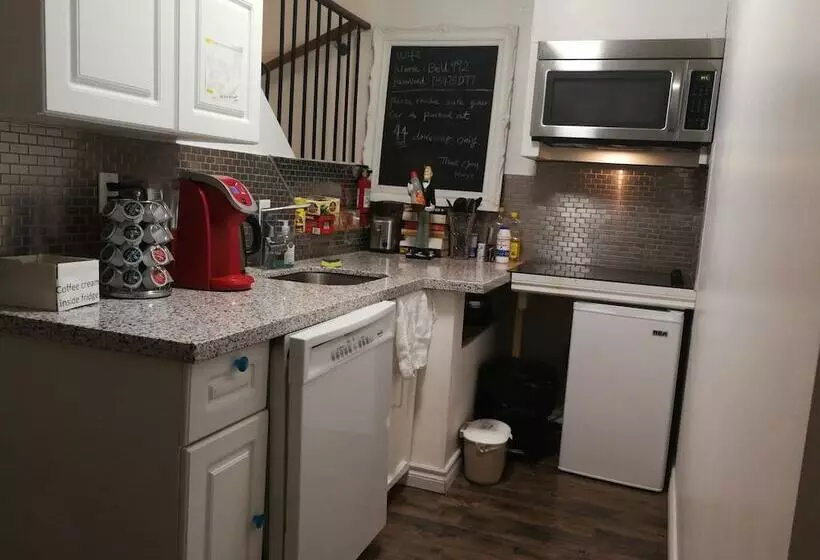 پانسیون Margie Townhome Suites