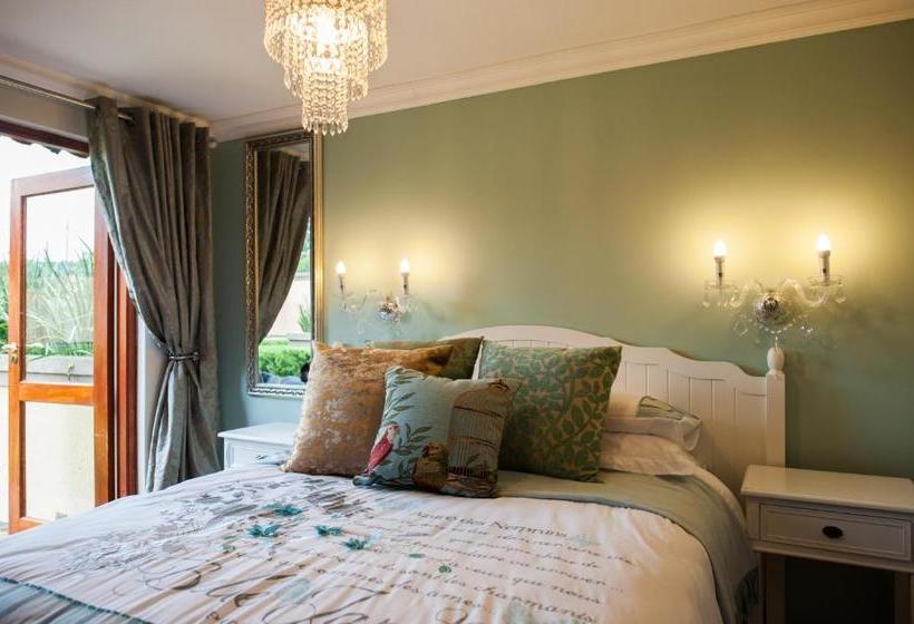 ペンション Strawberry Fields Country Manor Guest House