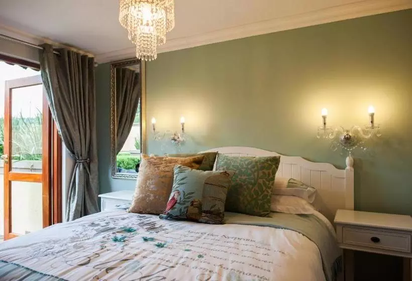 ペンション Strawberry Fields Country Manor Guest House