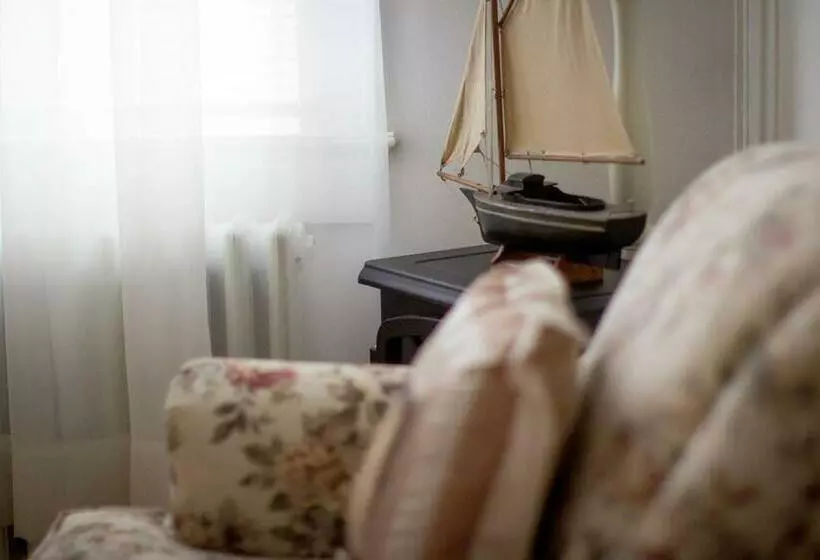 Retkeilymaja Historic White Blossom House