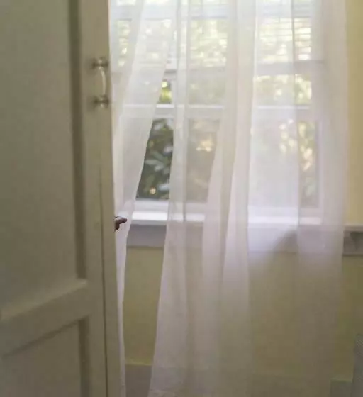 Retkeilymaja Historic White Blossom House